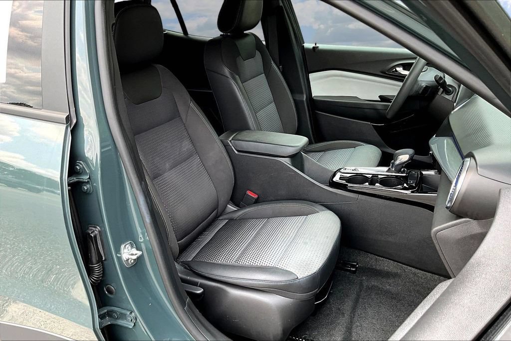 Used 2025 Chevrolet Trax LT FWD image 31