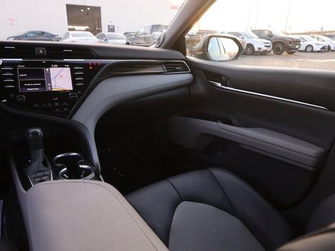 Used 2020 Toyota Camry XLE image 25