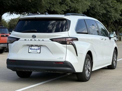 Used 2023 Toyota Sienna XLE FWD image 4