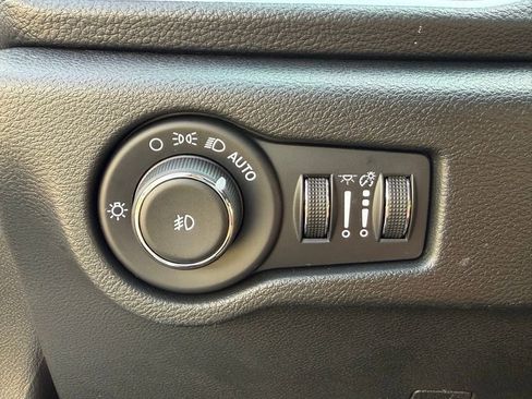 Used 2025 Chrysler Pacifica Pinnacle w/ Trailer Tow Group image 30