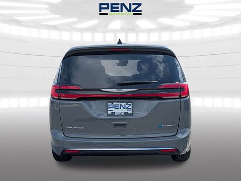 Used 2023 Chrysler Pacifica Touring-L FWD image 6
