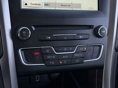 Used 2017 Ford Fusion SE w/ Fusion SE Technology Package image 14