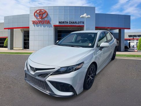 Used 2022 Toyota Camry SE FWD image 4