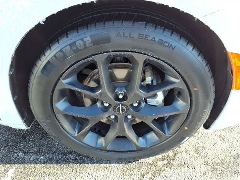 Used 2025 Chrysler Pacifica Limited image 30