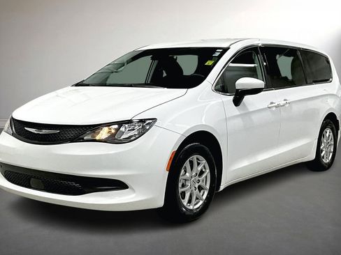 Used 2023 Chrysler Voyager LX image 3