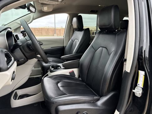 Used 2024 Chrysler Pacifica Touring-L FWD image 26