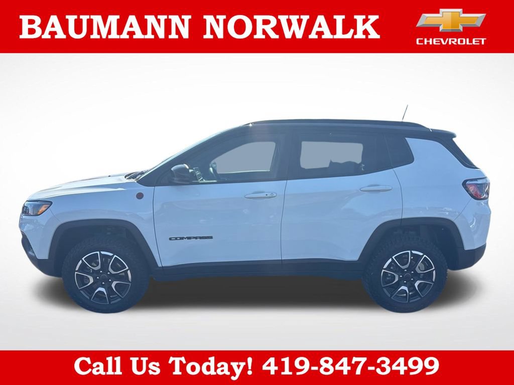 Used 2025 Jeep Compass Trailhawk AWD/4WD image 6