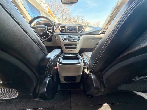 Used 2021 Chrysler Voyager Lxi FWD image 37