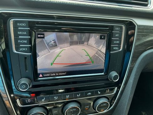 Used 2018 Volkswagen Passat 2.0T SE FWD image 33