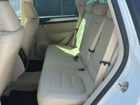 Used 2015 Volkswagen Touareg Sport AWD/4WD image 11