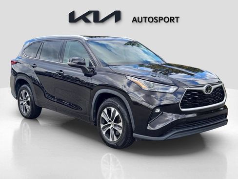 Used 2022 Toyota Highlander XLE image 3