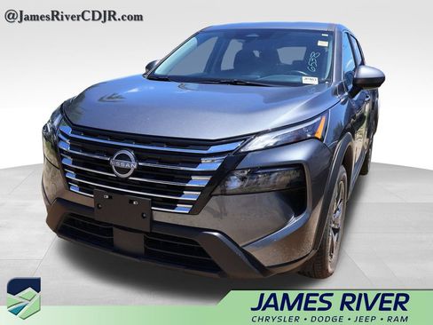 Used 2025 Nissan Rogue SV FWD image 2