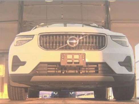 Certified 2025 Volvo XC40 B5 Core image 6