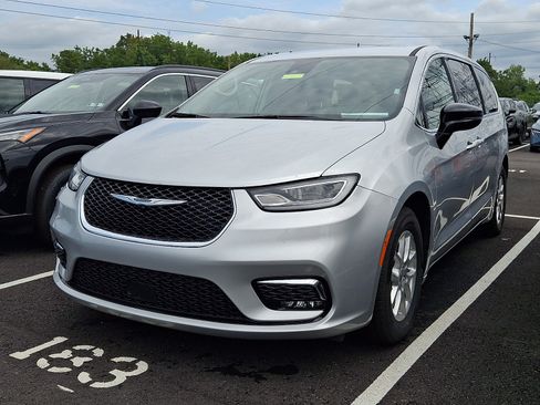 Used 2024 Chrysler Pacifica Touring-L FWD image 2