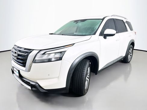 Used 2023 Nissan Pathfinder SL image 3