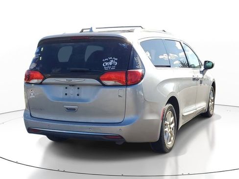 Used 2020 Chrysler Pacifica Touring-L FWD image 4