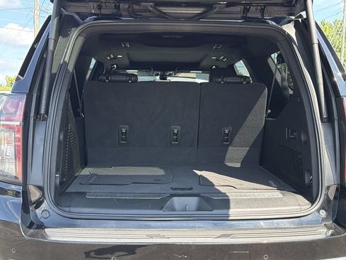 Used 2022 Chevrolet Suburban High Country RWD image 32