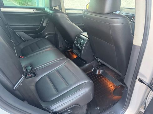 Used 2012 Volkswagen Touareg Sport image 17