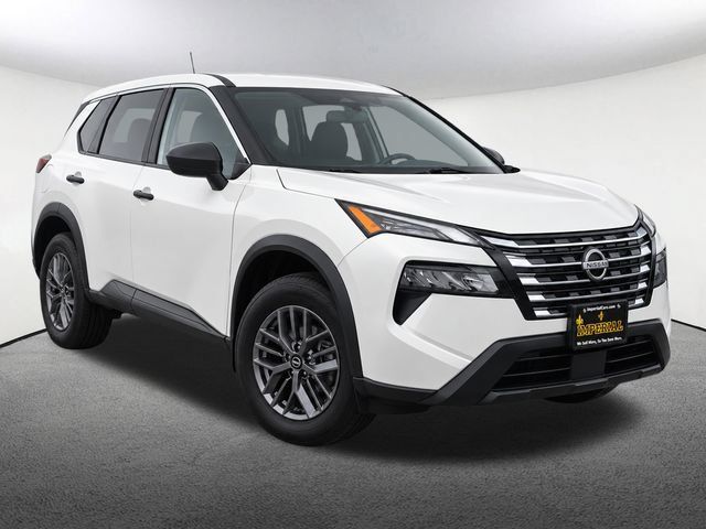 Used 2024 Nissan Rogue S FWD image 2