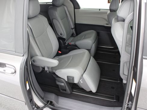 Used 2024 Toyota Sienna Limited FWD image 39