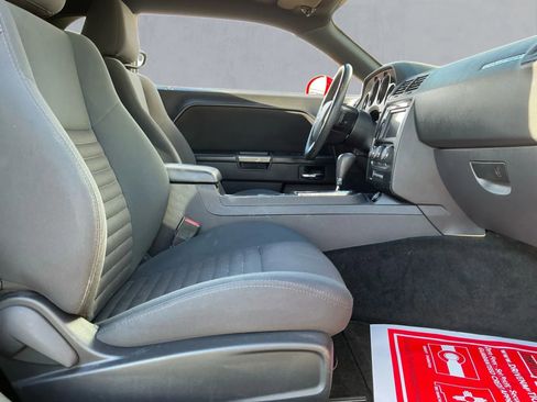 Used 2014 Dodge Challenger SXT image 17