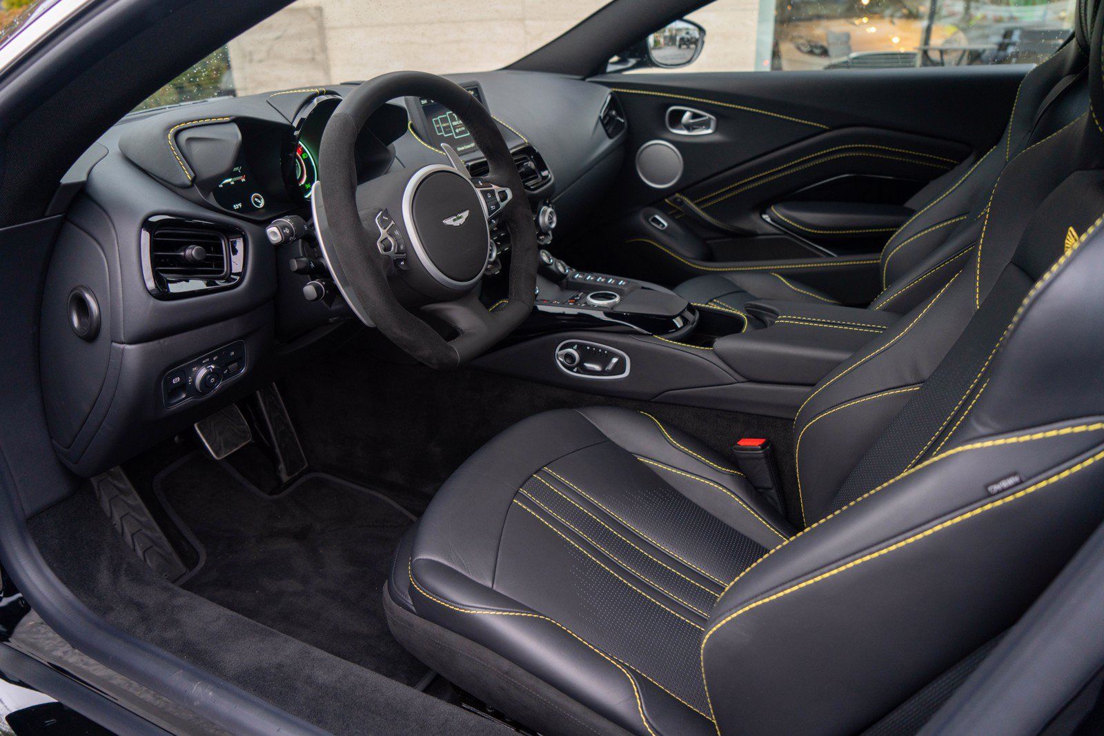 Used 2023 Aston Martin V8 Vantage Coupe RWD image 2
