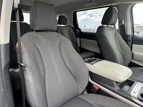 Used 2024 Kia Carnival LX FWD image 18