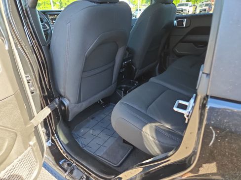 Used 2022 Jeep Wrangler Unlimited Sahara w/ LED Lighting Group AWD/4WD image 20