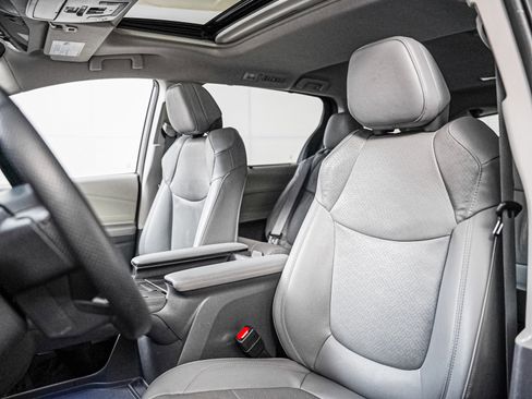 Used 2024 Toyota Sienna Limited image 14