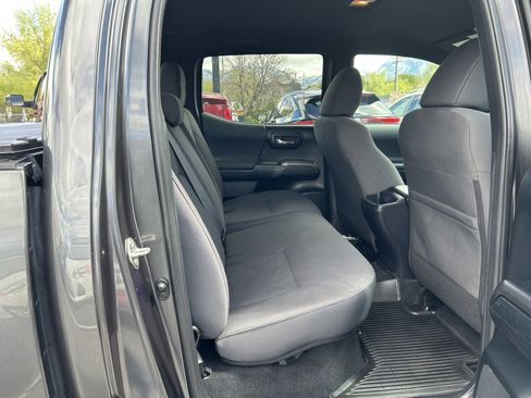 Used 2017 Toyota Tacoma TRD Off-Road w/ Tow Package (A/T) image 10