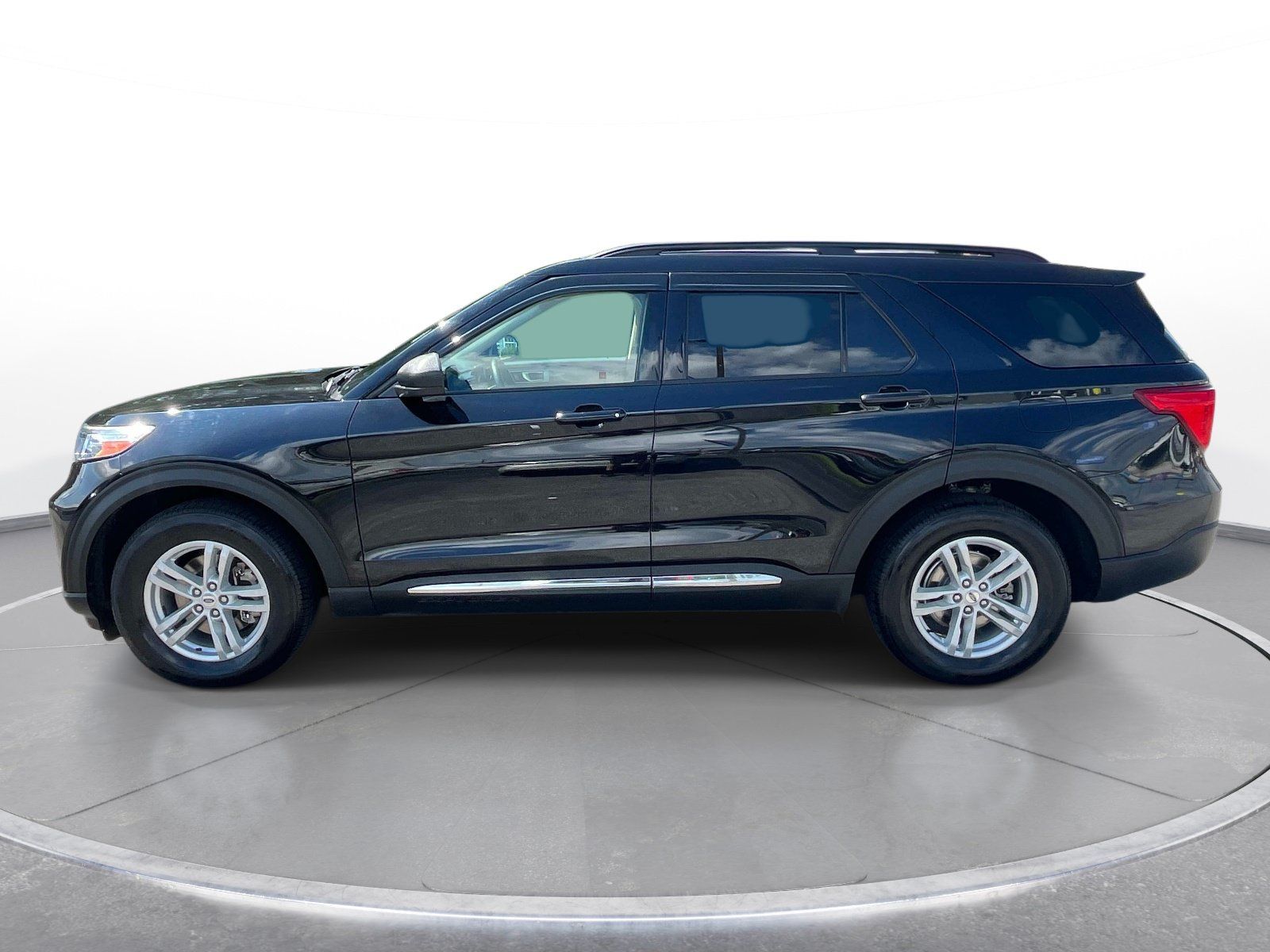 Used 2021 Ford Explorer XLT w/ Equipment Group 202A AWD/4WD image 8