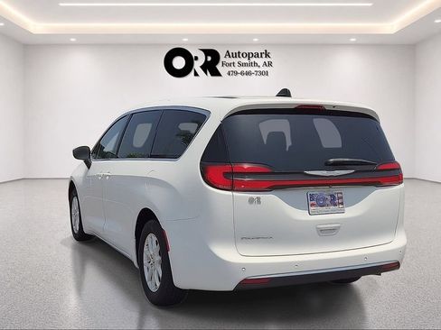 Used 2023 Chrysler Pacifica Touring-L FWD image 4