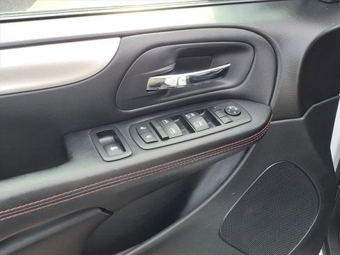 Used 2017 Dodge Grand Caravan GT image 4