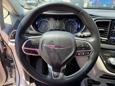 Used 2023 Chrysler Pacifica Touring-L FWD image 14