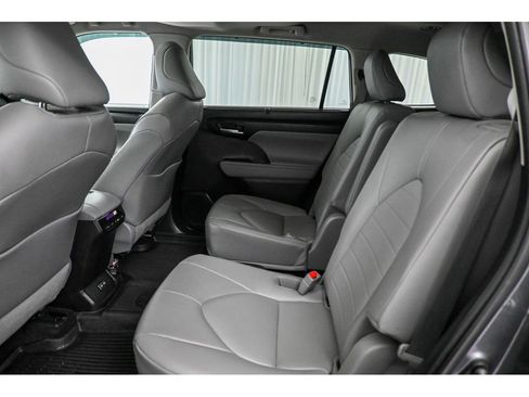 Used 2023 Toyota Highlander XLE image 28