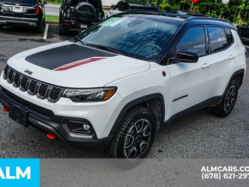 Used 2025 Jeep Compass Trailhawk AWD/4WD image 14