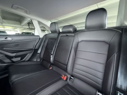 Certified 2023 Volkswagen Jetta SE w/ Panoramic Sunroof Package FWD image 22