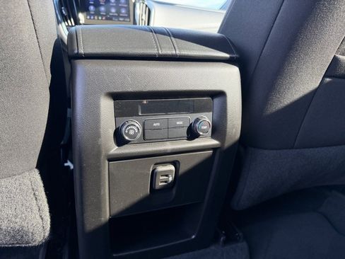 Used 2022 Chevrolet Traverse LT image 25