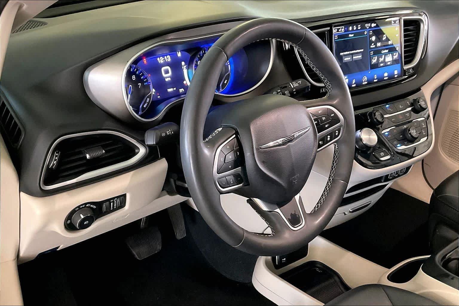 Used 2024 Chrysler Pacifica Touring-L FWD image 15