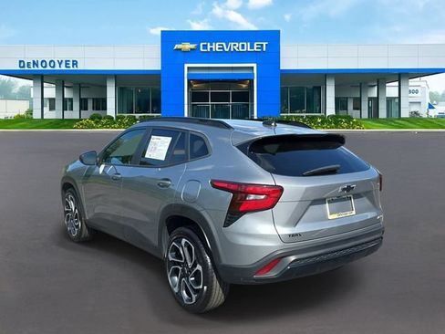 Used 2024 Chevrolet Trax RS w/ Sunroof Package FWD image 9
