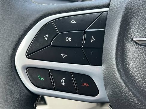 Used 2024 Chrysler Pacifica Limited FWD image 23