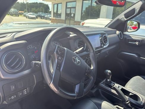 Used 2020 Toyota Tacoma TRD Sport w/ TRD Premium Sport Package AWD/4WD image 4