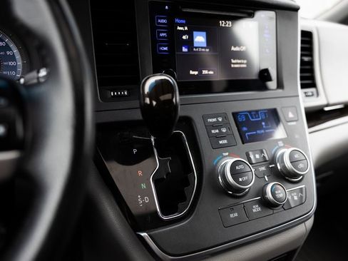 Used 2017 Toyota Sienna XLE image 18