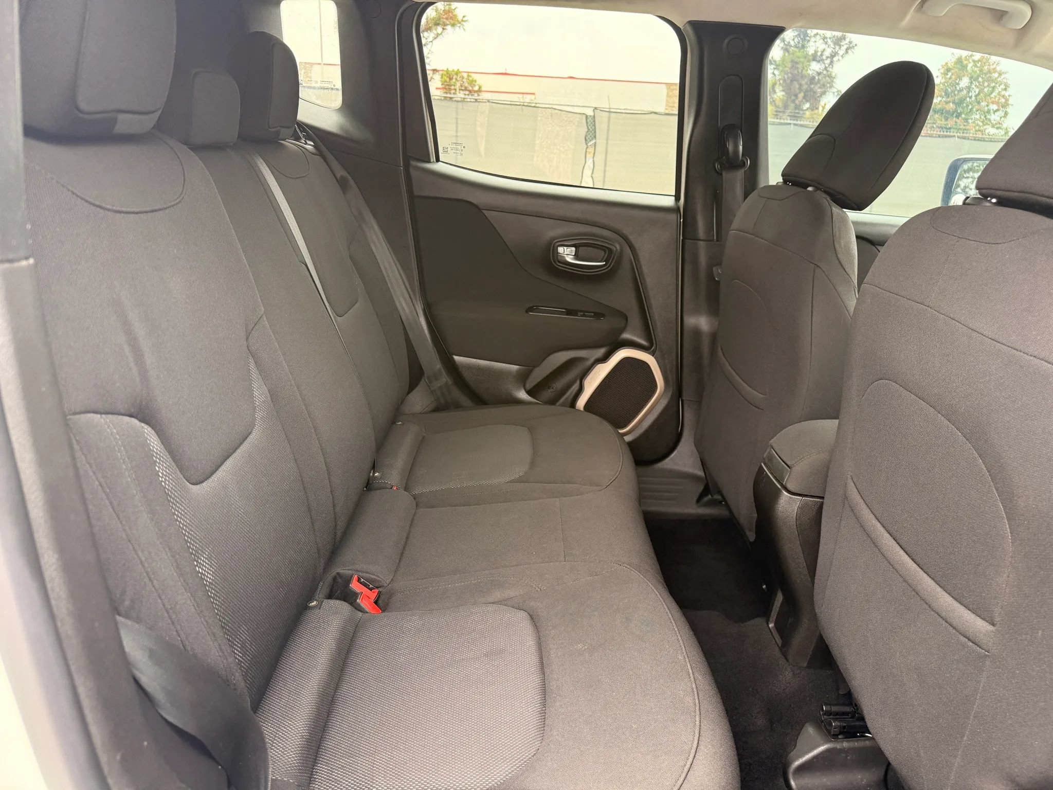 Used 2017 Jeep Renegade Latitude FWD image 20