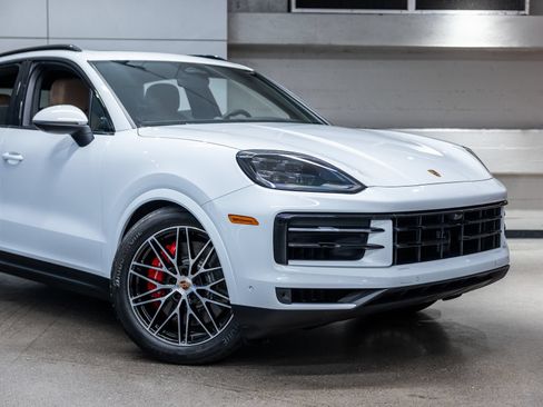 Certified 2026 Porsche Cayenne S AWD/4WD image 16