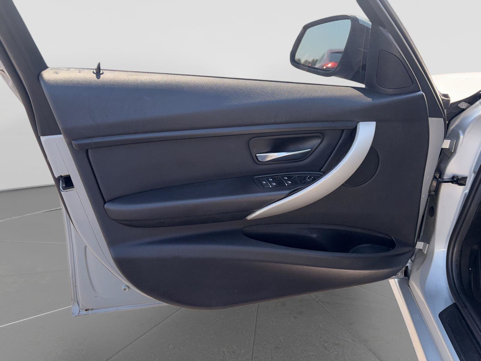 Used 2017 BMW 320i Sedan RWD image 10
