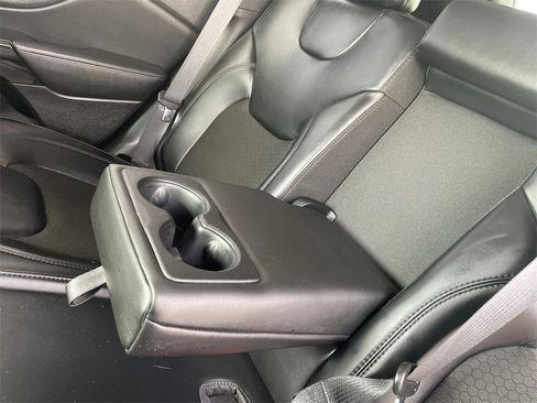 Used 2021 Jeep Cherokee Latitude Plus image 38