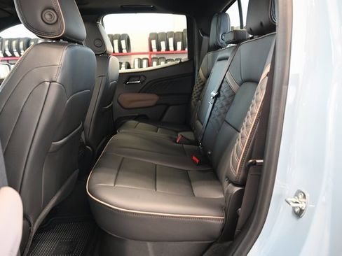 Used 2025 GMC Canyon Denali image 15