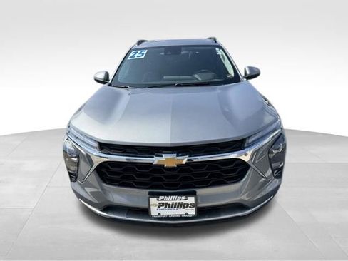 Used 2025 Chevrolet Trax LT w/ Sunroof Package FWD image 2