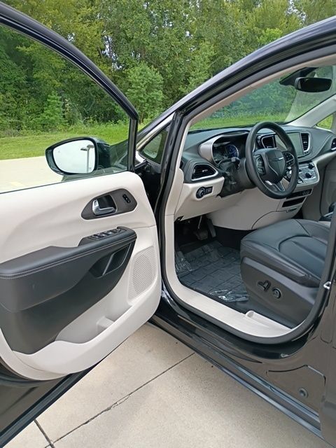 Used 2024 Chrysler Pacifica Limited FWD image 15